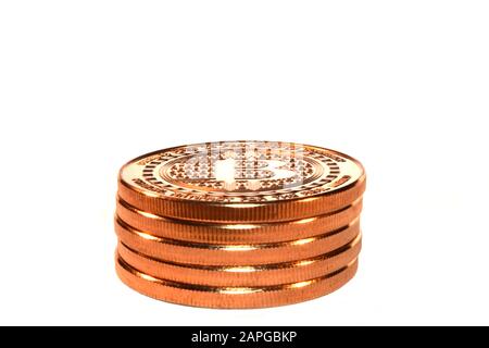 Nahaufnahme von Bitcoins übereinander unter der Leuchtet vor weißem Hintergrund Stockfoto