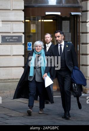 Die ehemalige katalanische Politikerin und Professorin an der University of St Andrews, Clara Ponsati, verlässt neben dem Anwalt Aamer Anwar den Sheriff Court von Edinburgh nach einer Auslieferungsanhörung wegen Versehung. Stockfoto