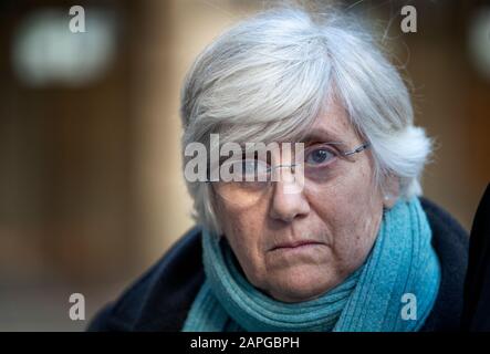 Die ehemalige katalanische Politikerin und Professorin an der University of St Andrews, Clara Ponsati, vor dem Sheriff Court von Edinburgh, Edinburgh, nachdem sie an einer Auslieferungsverhandlung wegen Versehens teilgenommen hatte. Stockfoto