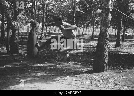 Sportübungen Depot Special Troops Beschreibung: Sammlung Photo Collection Service für Armee Kontakte Indonesien, Photon Nummer 242-1-4 Datum: 1947/06/01 Ort: Indonesien, Niederländisch-Indien Stockfoto