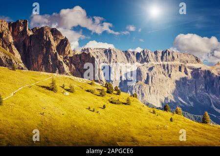 Blick auf die Gipfel Puez odle oder Geisler. Park der Dolden, Tal Gröden, Südtirol. Lage Ort Dorf St. Ulrich, S. Cristina. Stockfoto