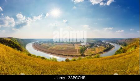 Sinuöser Fluss, der im Sonnenlicht durch den Canyon fließt. Dramatische und malerische Szene. Ort Ort Dnister. Ukraine, Europa. Beauty-Welt. Stockfoto