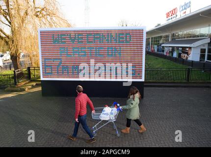 Vor Tesco Extra in Watford wird eine „Plakatwand“ aus Dosen von Lebensmitteln enthüllt, als der Supermarkt ankündigt, dass ab März Plastikschrumpffolie aus Multipack-Konserven entfernt wird. Stockfoto