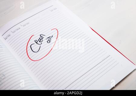 Saubere Luft, Handschriftertext auf der Büro-Agenda. Kopierbereich. Stockfoto