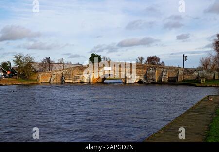 Blick vom Ostufer der alten mittelalterlichen Brücke über den Fluss Thurne auf den Norfolk Broads bei Potter Heigham, Norfolk, England, Großbritannien, Europa. Stockfoto