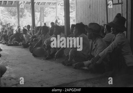 Bekleidungsverteilung Rotkreuz-Pflege und -Reparatur kampong Verwaltung zu Banjoe-Biroe Beschreibung: Sammlung Photo Collection Service für Armee Kontakte Indonesien, Photon Nummer 424-5-6 Datum: 11. November 1947 Ort: Indonesien, Niederländische Ostindien Stockfoto