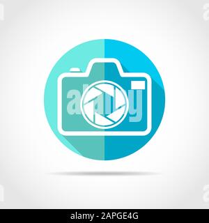 Weiße Fotokamera in flachem Design mit langem Schatten. Vektorgrafiken. Einfaches Fotokamera-Symbol auf blauer runder Taste. Stock Vektor