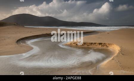 Schäumende Meereswelle am unerschreckendsten Strand Stockfoto