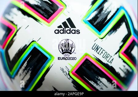 PARIS, FRANKREICH, JANUAR. 20. 2020: Adidas Uniforia Fußball-ball, Euro 2020 Stockfoto