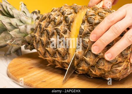 Ananasfrucht auf Holzbrett geschnitten Stockfoto