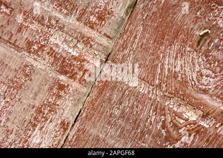 Nahaufnahme einer alten roten Holzdiele unter dem Sonnenlicht - ein cooles Bild für Hintergründe Stockfoto