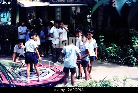 Im Innenhof des buddhistischen Klosters auf der Insel Lantau spielen Kinder an einem Spielplatz, Hongkong Juli 1968. Im Innenhof des buddhistischen Klosters auf der Insel Lantau spielen Kinder auf einem Spielplatz, Hongkong Juli 1968. Stockfoto