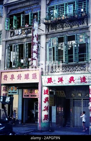 Blick auf ein Gebäude in Aberdeen mit Ladenlokal, Hongkong Juli 1968. Blick auf ein Gebäude in Aberdeen mit Geschäft, Hongkong Juli 1968. Stockfoto