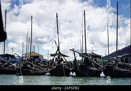 Dschunken in der Castle Peak Bay Tuen Mun, Hongkong Juli 1968. Junks in Castle Peak Bay Tuen Mun, Hongkong Juli 1968. Stockfoto