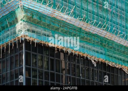 Gerüste aus Bambuspol auf der Baustelle - Stockfoto