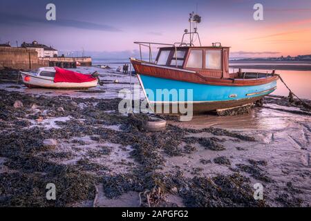 Der Bereich des hohen Drucks, der über Großbritannien sitzt, führt zu einer weiteren kalten Nacht in Nord-Devon. Die Fluss-Torridge-Flussmünde ist ruhig und immer noch im Morgengrauen Stockfoto