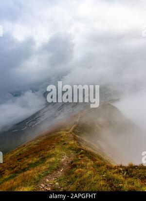 Wanderer auf einem Bergweg in den steirischen Bergen in österreich, Wanderweg, Sport, neblige mou Stockfoto