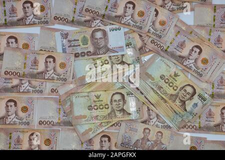 Bangkok/THAILAND - 23. Januar 2020: Stapels New Thailand Money Bank Note Wert 1000 Baht. Stockfoto