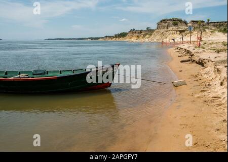 Boot auf dem Wasser in der Nähe der Küste in Argentinien Corrientes Stockfoto