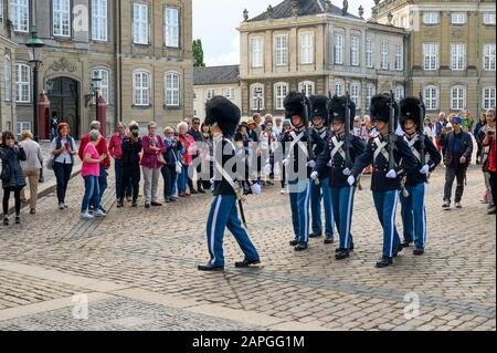 Touristen beobachten Den Wachwechsel im Königlichen Schloss Amalienborg, Kopenhagen, Dänemark Stockfoto