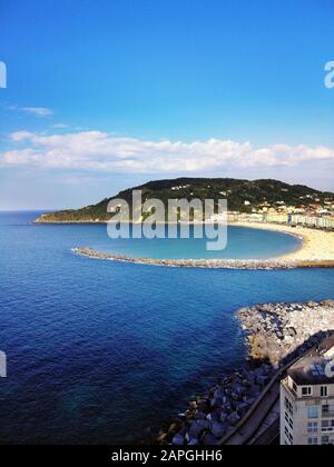 Vertikale Aufnahme einer perfekten Landschaft eines tropischen Strandes in San Sebastian Resort Stadt, Spanien Stockfoto