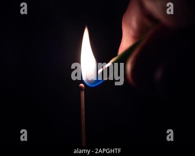 Selektive Fokusaufnahme einer Person, die ein Spiel beleuchtet Bleibt in der Dunkelheit Stockfoto