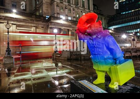 London, Großbritannien. Paddington Bär Abend bunte Statue in der Nähe der Bank Station und mit einer Bank of England im Hintergrund mit rotem Bus sichtbar Stockfoto