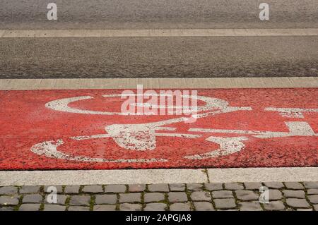 Nahaufnahme eines Fahrrad-Schildes, auf dem ein hoher Winkel gemalt ist Der rote Boden in der Straße Stockfoto