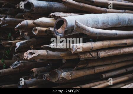 Bambusstangen in der Nähe für Gerüste auf der Baustelle - Stockfoto