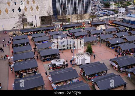 Leeds, GROSSBRITANNIEN - 11. Januar 2020: Horizontaler Schuss aus einem hohen Winkel von Einheimischen, die auf dem Out Door Market in leeds herumlaufen Stockfoto