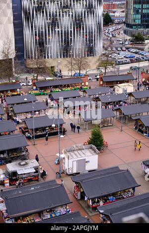 Leeds, GROSSBRITANNIEN - 11. Januar 2020: Vertikaler Schuss aus einem hohen Winkel von Einheimischen, die in leeds um den Out Door Market spazieren Stockfoto