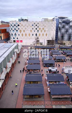 Leeds, GROSSBRITANNIEN - 11. Januar 2020: Breiter vertikaler Schuss aus einem hohen Winkel von Einheimischen, die in leeds um den Out Door Market spazieren Stockfoto