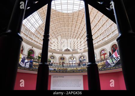 Leeds, GROSSBRITANNIEN - 11. Januar 2020: Horizontaler Schuss zwischen Treppengeländer in der Grube des maisaustauschs von leeds, der die architektonischen Details anzeigt o Stockfoto