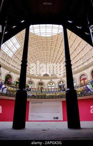 Leeds, GROSSBRITANNIEN - 11. Januar 2020: Vertikaler Schuss zwischen Treppengeländer in der Grube des maisaustauschs von leeds, der die architektonischen Details von anzeigt Stockfoto