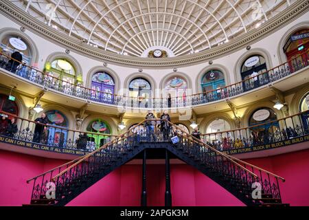 Leeds, GROSSBRITANNIEN - 11. Januar 2020: Horizontaler Schuss innerhalb der Grube innerhalb des Leeds Corn Exchange, der die Rookdetails und den Treppenkoffer zeigt Stockfoto