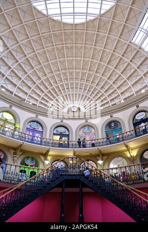 Leeds, GROSSBRITANNIEN - 11. Januar 2020: Vertikaler Schuss innerhalb der Grube innerhalb des Leeds Corn Exchange, der die Rookdetails und den Treppenkoffer zeigt Stockfoto