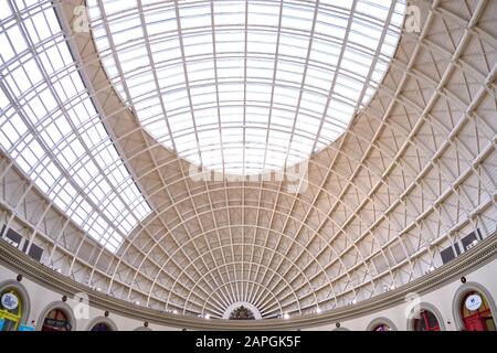 Leeds, GROSSBRITANNIEN - 11. Januar 2020: Horizontaler Weitwinkelschuss der Architekturdetails des leeds Corn Exchange Roof Stockfoto