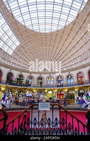 Leeds, GROSSBRITANNIEN - 11. Januar 2020: Vertikaler Schuss der maisbörse von leeds, die die Details auf dem Dach mit Einkaufen bei Einheimischen zeigt Stockfoto