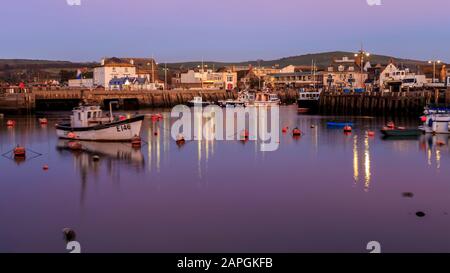 West Bay Hafen in der Abenddämmerung, Küstenstadt dorset, england, Großbritannien, januar 2020 Stockfoto