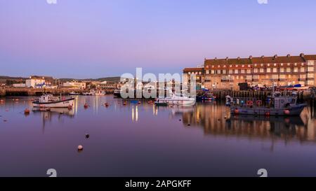 West Bay Hafen in der Abenddämmerung, Küstenstadt dorset, england, Großbritannien, januar 2020 Stockfoto