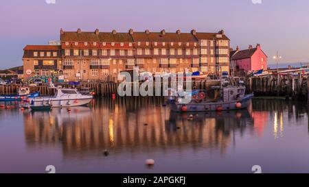 West Bay Hafen in der Abenddämmerung, Küstenstadt dorset, england, Großbritannien, januar 2020 Stockfoto