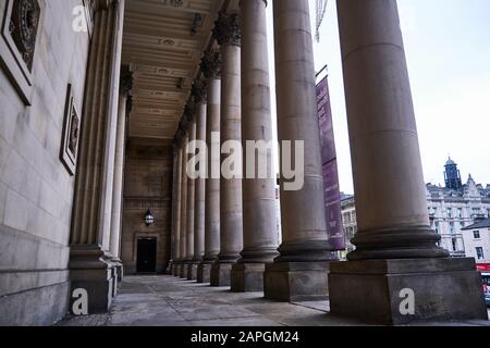 Leeds, GROSSBRITANNIEN - 11. Januar 2020: Horizontaler Schuss mit Blick über die eingangssäulen des rathauses von leeds Stockfoto