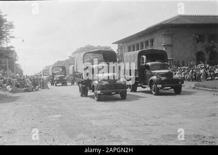 Parade in Bandoeng zum Geburtstag von Prinzessin Juliana Beschreibung: Column Army Trucks Datum: 30. April 1947 Ort: Bandung, Indonesien, Niederländisch-Ostindien Stockfoto