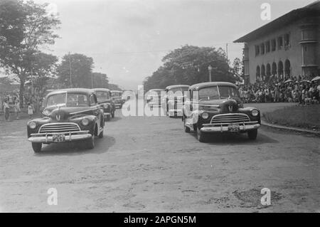 Parade in Bandoeng zum Geburtstag von Prinzessin Juliana Beschreibung: Spalte Personenkraftwagen Datum: 30. April 1947 Ort: Bandung, Indonesien, Niederländisch-Ostindien Stockfoto