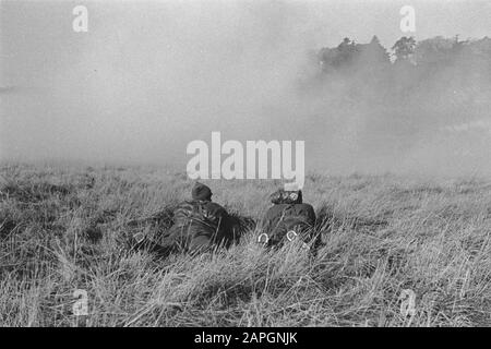 Armee [Armee] Anefo London Serie Beschreibung: Befehlsausbildung. Abdeckung vor dem Angriff durch eine Rauchmaske Anmerkung: Thema Nr. 2 niederländischer Truppen von 10 Inter Allied Commando, stationiert in Eastbourne. Datum: {1940-1945} Ort: Eastbourne, Großbritannien Schlüsselwörter: Armee, Soldaten, Schulungen, Weltkrieg Stockfoto