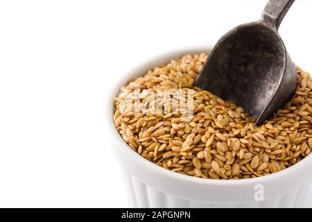 Goldene Flachssamen in weißer Schüssel isoliert auf weißem Grund Stockfoto