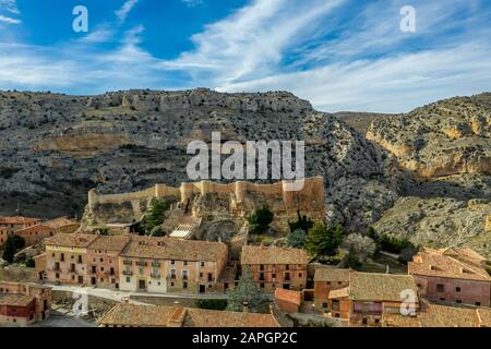 Luftpanorama-Blick auf Albarracin in Teruel Spanien, mit mittelalterlichen Häusern aus rotem Terrakotta aus rotem Sandstein, maurischer Burg und alten Stadtmauern gewählt am meisten B. Stockfoto