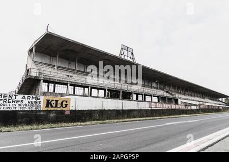 Pit Lane und Pit Buildings der Formel-1-Rennstrecke des Grand Prix von Frankreich der vierziger Jahre Reims-Gueux, Frankreich - 7. August 2019 Stockfoto