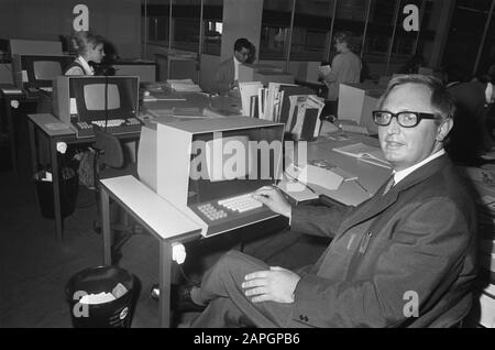 Computerbau von KLM für die automatische Buchungsmethode Corda in Amstelveen. Ir. G. J. de Wit zeigt Arbeiten von Corda Datum: 11. März 1970 Standort: Amstelveen, Noord-Holland Personenname: Corda Institutionenname: KLM Stockfoto