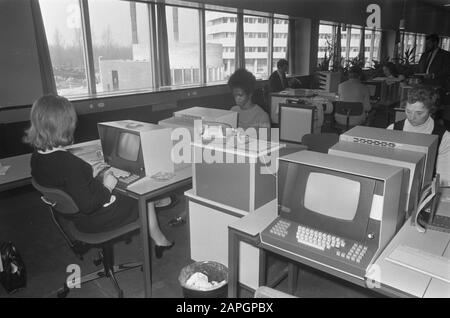 Computerbau von KLM für die automatische Buchungsmethode Corda in Amstelveen. Mädchen am Corda Datum: 11. März 1970 Ort: Amstelveen, Noord-Holland persönlicher Name: Corda Institutionenname: KLM Stockfoto